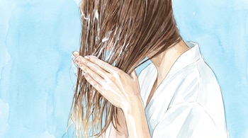 Ilustración en acuarela de una persona aplicando producto blanco en su cabello largo sobre un fondo azul.