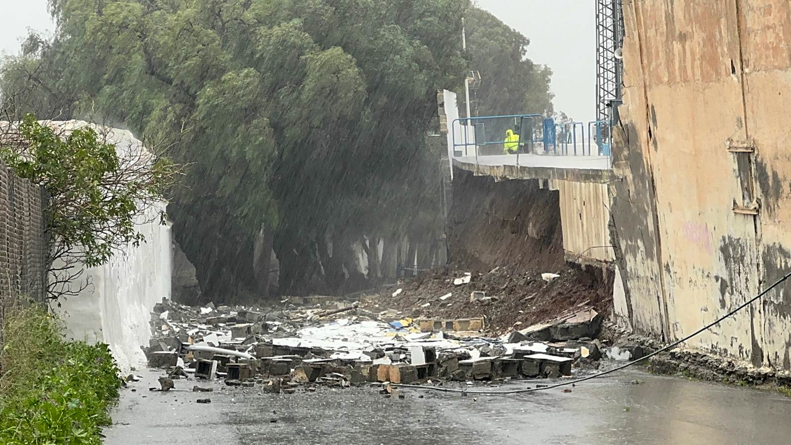 La borrasca Kristin ha causado la caída de un muro que soporta el graderío del Estadio Municipal Escribano Castilla de Motril (Granada), instalación donde habitualmente juega el CF Motril, equipo de Tercera RFEF Grupo IX. (Alba Feixas/EFE)