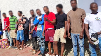 La DGM reportó la detención de 1,290 extranjeros en situación irregular y la deportación de 983 personas con apoyo de la Policía Nacional, las Fuerzas Armadas, el Ejército y el CESFRONT. (Foto cortesía Dirección General de Migración)