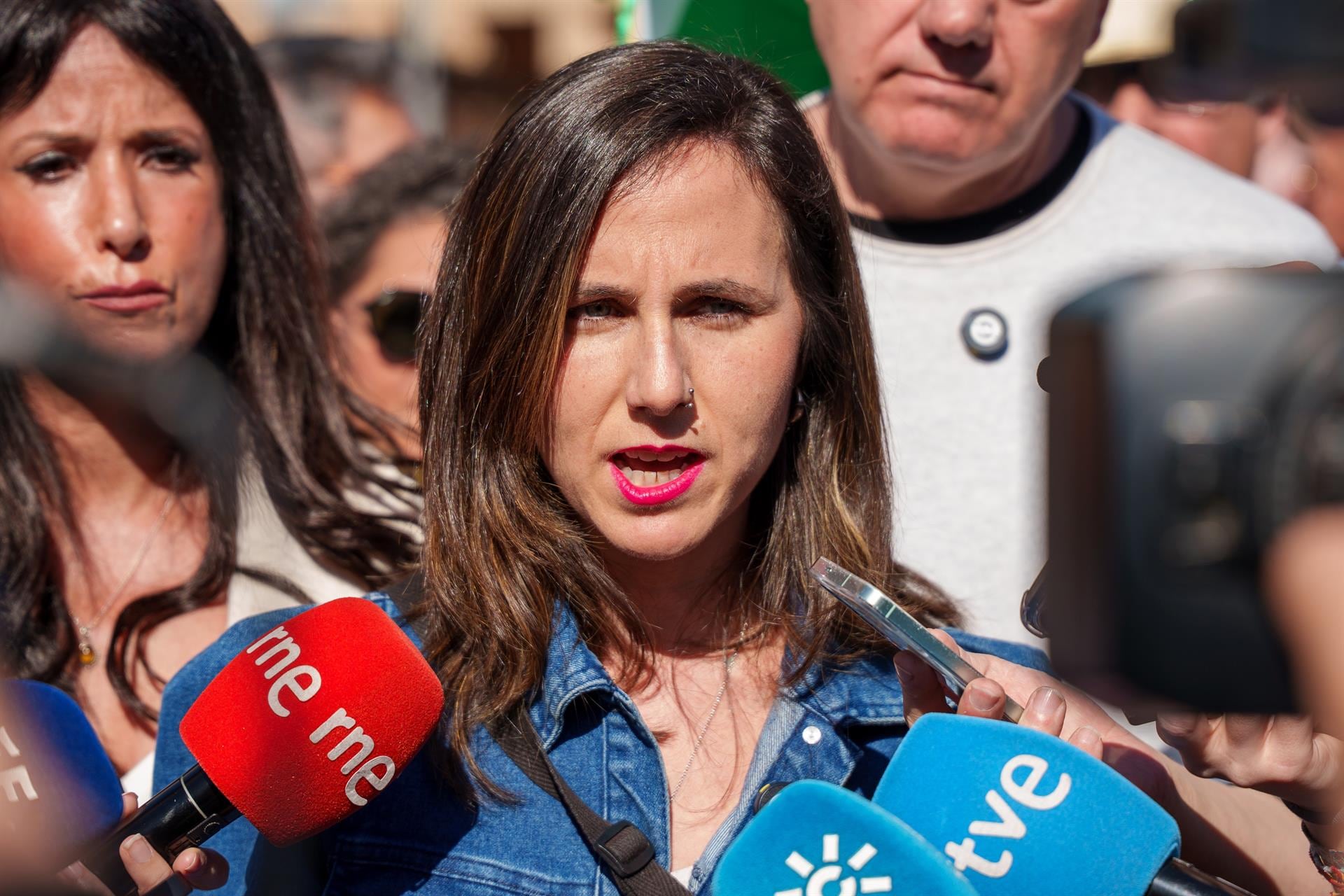 Podemos reclama que Milei debe estar "vetado en todas partes" porque es un "peligro": "No le quieren ni los suyos"