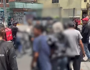 Los agresores persiguieron a las víctimas a bordo de un taxi hasta la entrada de la Universidad Católica - crédito captura de Pantalla Pulzo