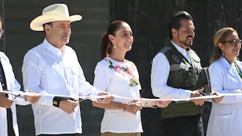 Sheinbaum inaugura hospital del IMSS en Sonora con una breve ceremonia, en medio de polémicas por la SEP y Rocha Moya