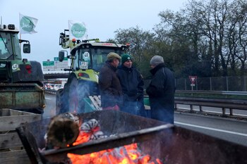 Agricultores en Francia bloquean carreteras