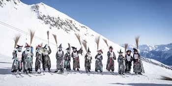 Más de mil personas participan cada invierno en el Descenso de la Bruja, con disfraces y máscaras que rememoran la historia (Blatten-belalp)