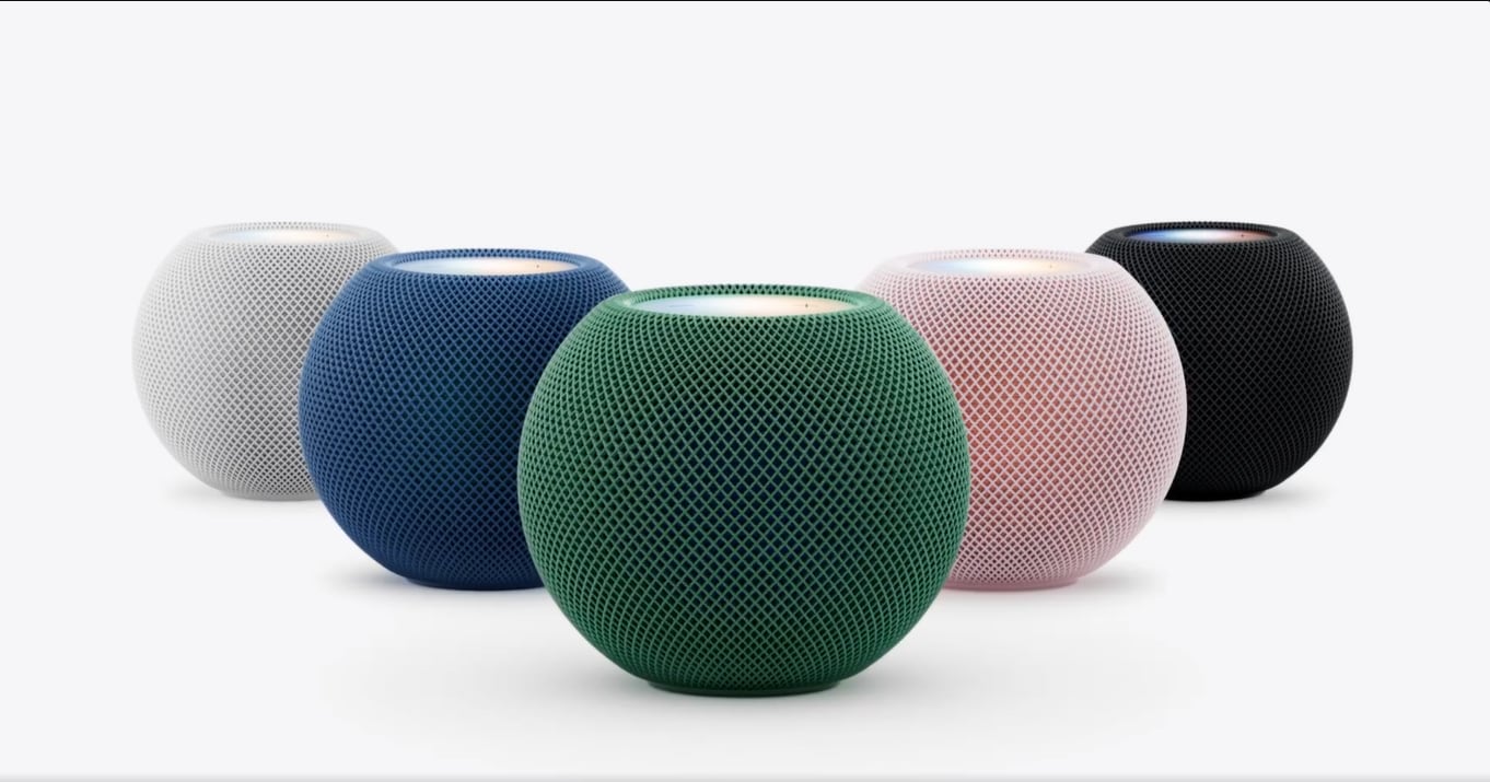 El altavoz conserva su formato esférico, suma compatibilidad con Thread y banda ultraancha, reconoce varias voces y puede enlazarse con otros equipos para reproducir sonido en diferentes habitaciones - crédito Apple