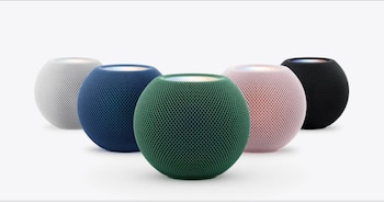 El altavoz conserva su formato esférico, suma compatibilidad con Thread y banda ultraancha, reconoce varias voces y puede enlazarse con otros equipos para reproducir sonido en diferentes habitaciones - crédito Apple
