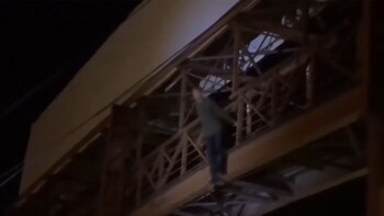 Cristian y un policía sostenían