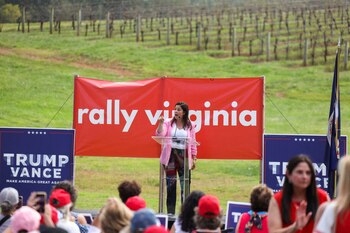 La presidenta de la Conferencia Republicana de la Cámara de Representantes, Elise Stefanik (R-NY), habla durante un evento de Mujeres por Trump en apoyo del candidato presidencial republicano y expresidente estadounidense Donald Trump en Charlottesville, Virginia, EE. UU., el 21 de septiembre de 2024. REUTERS/Justin Ide