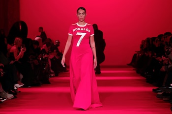 Georgina Rodríguez desfilando con el vestido basado en la camiseta del Manchester United y el dorsal que identifica a CR7 (REUTERS/Gonzalo Fuentes)