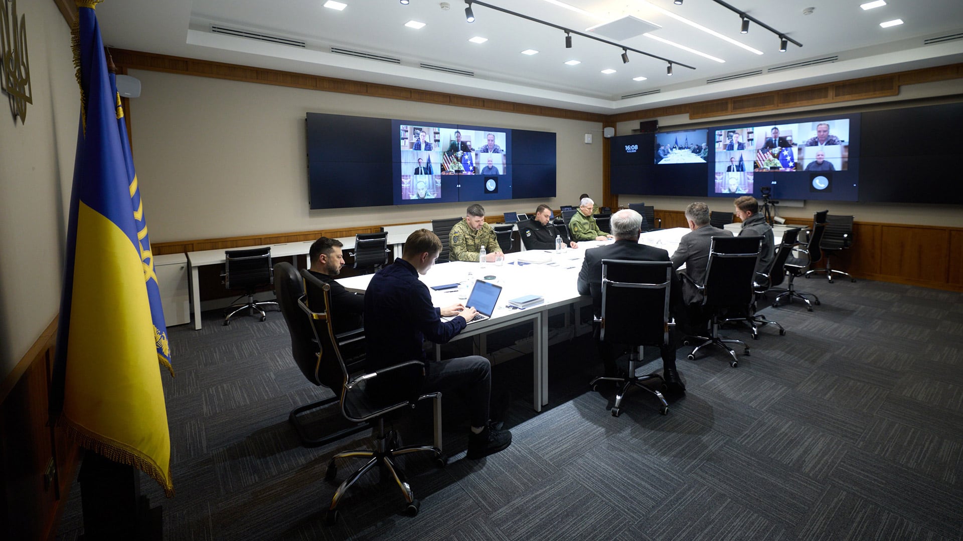 El mandatario ucraniano afirmó que el encuentro virtual fue “constructivo y profundo” y confirmó que Washington entregó a Kiev un borrador que será revisado