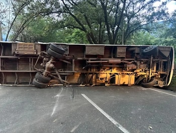 La emergencia por el accidente de bus en Antioquia cerró totalmente la autopista Norte en sentido sur-norte, causando un colapso vial en la región - crédito X