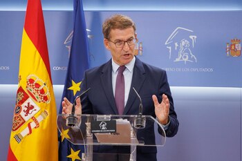 El líder del PP, Alberto Núñez Feijóo, comparece en una rueda de prensa tras su reunión con el secretario general del PSOE y presidente del Gobierno en funciones, Pedro Sánchez. (Alejandro Martínez Vélez/Europa Press)
