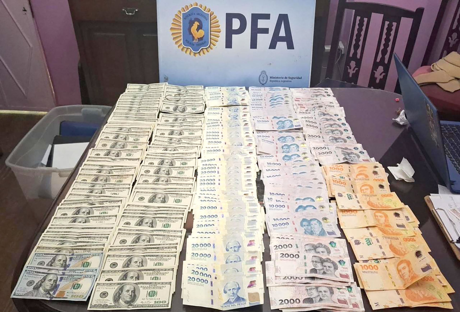 El dinero secuestrado durante los allanamientos