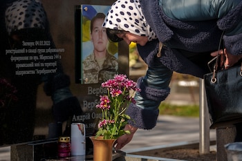 Nataliia Verbova vista la tumba