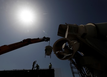 Unos obreros trabajan en la