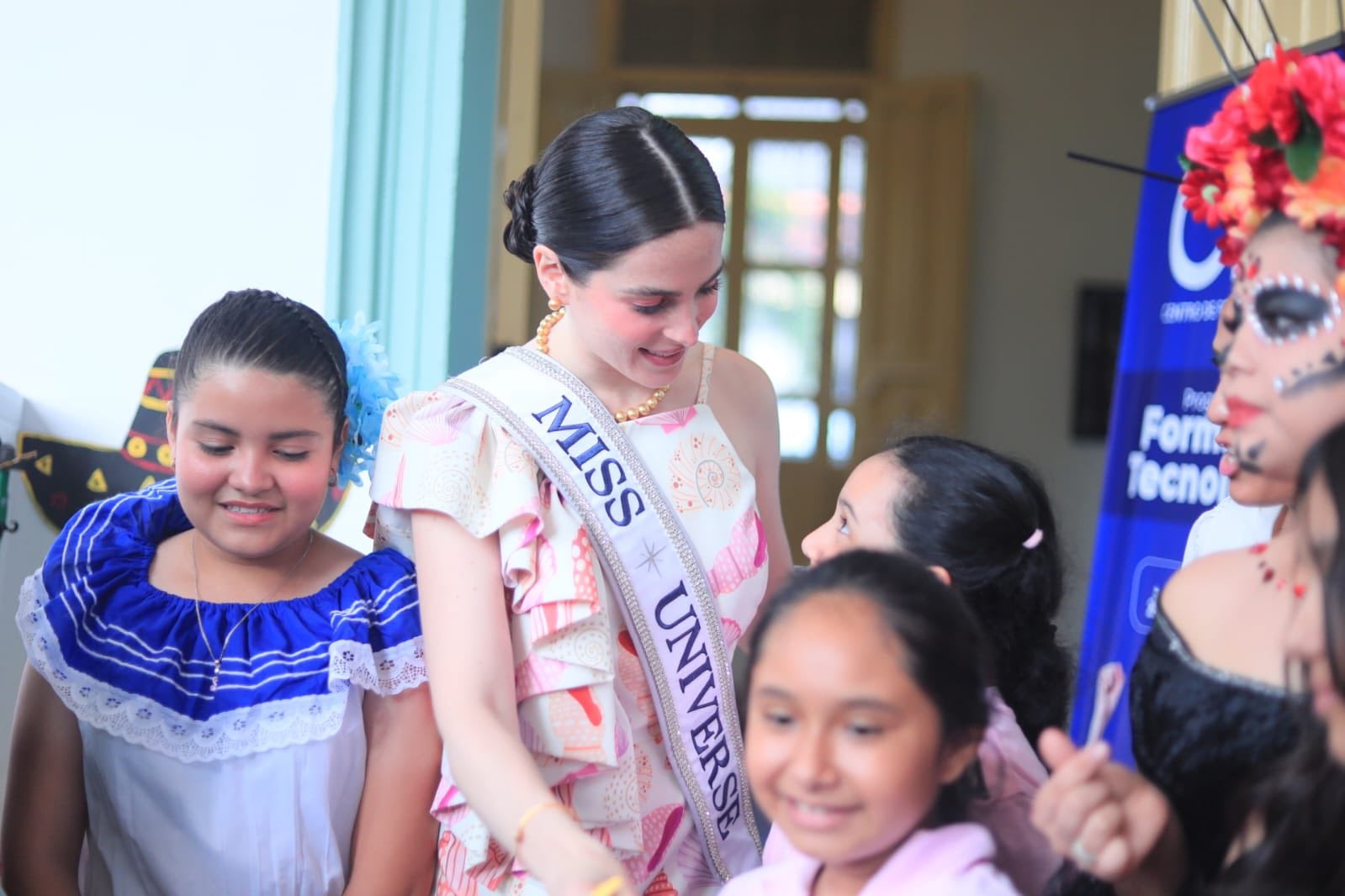 Fátima Bosch entregó la corona y concluyó un año de actividades públicas y representación internacional como Miss Universo México. (Alcalde de La Libertad Sur, Henry Flores)