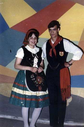 Adelina posa con su hermano,