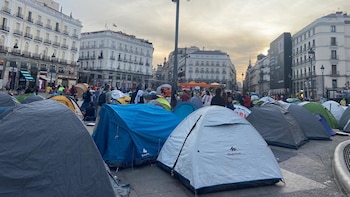 Última hora de la acampada en la Puerta del Sol y la protesta por la vivienda, en directo: cientos de personas permanecen en el centro de Madrid con ecos del 15-M