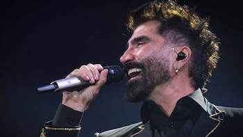 Alejandro Fernández estalla por críticas y explica por qué tenía la lengua verde en show