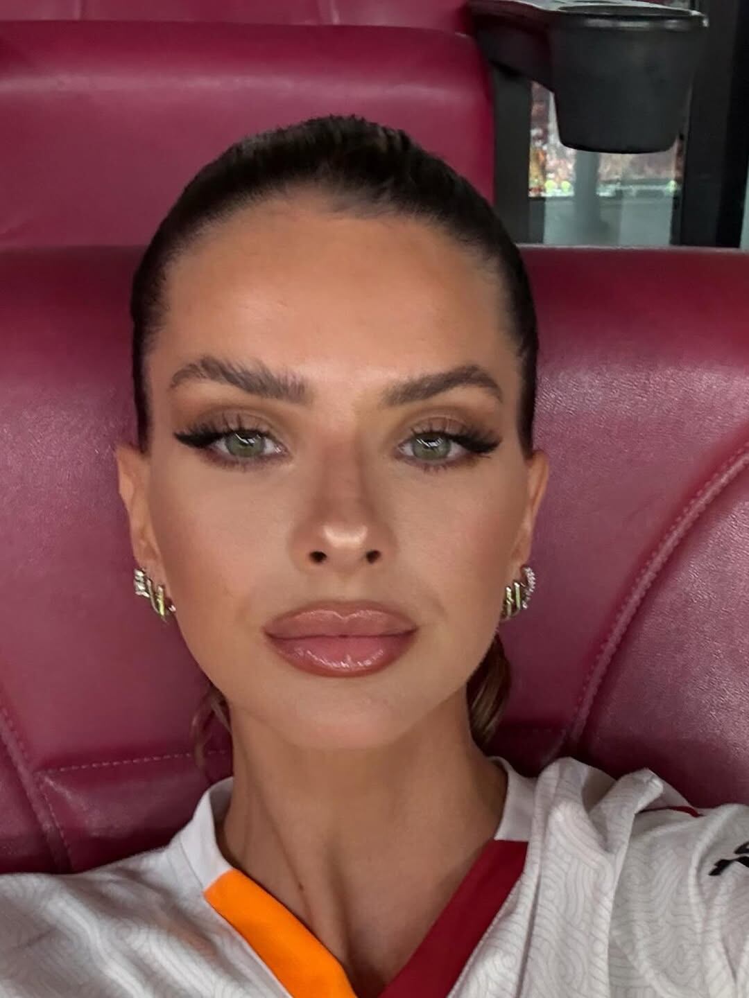 Suárez eligió un maquillaje en tonalidades marrones que resaltó el color de sus ojos y un gloss