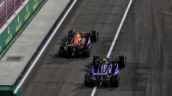 Así fue el singular sobrepaso de Colapinto a Checo Pérez en la calle de boxes durante el inicio de la carrera sprint de Qatar