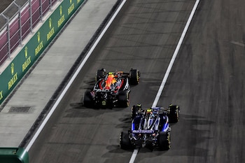 Colapinto supera a Checo Pérez en la calle de boxes durante la sprint del GP de Qatar (Foto: X@WilliamsRacing)