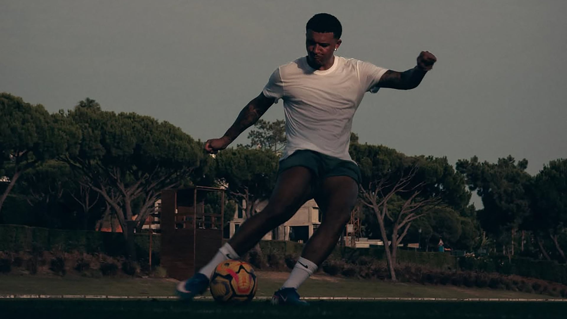 Jadon Sancho quedó libre y deberá resolver su futuro