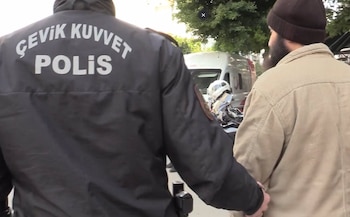 Un policía detiene a un