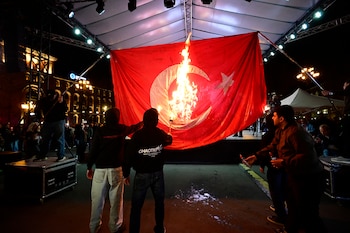 Los armenios queman una bandera turca durante la marcha anual con antorchas en la víspera del Día de Conmemoración del Genocidio en Ereván, el 23 de abril de 2026, para conmemorar el 111.º aniversario de las matanzas masivas de armenios bajo el Imperio Otomano en 1915, durante la Primera Guerra Mundial. (Foto de KAREN MINASYAN / AFP)