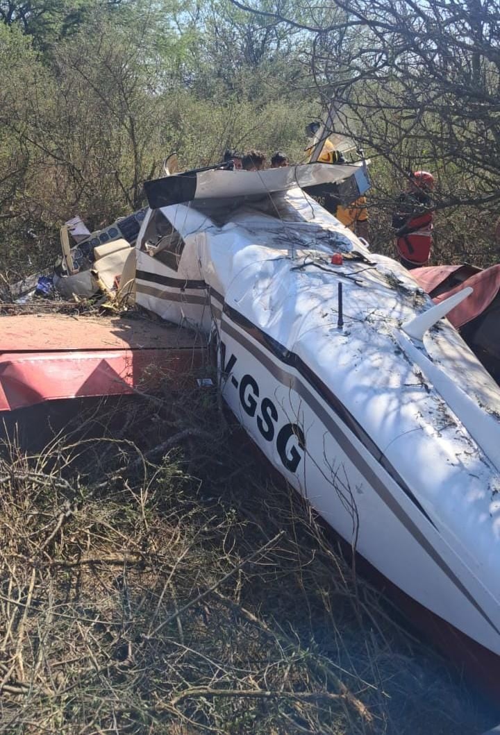 La avioneta cayó en un sector boscoso de difícil acceso en el sur de Córdoba, con un pasajero más de su capacidad oficial