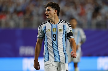 Julián Álvarez se encuentra disputando el Mundial con la selección argentina (EFE/EPA/CHRISTOPHER NEUNDORF)