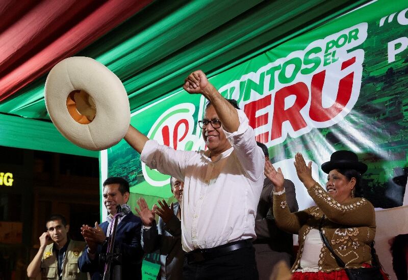El candidato presidencial Roberto Sánchez, del partido Juntos por Perú, celebra un mitin de campaña después de que el Jurado Nacional de Elecciones anunciara que pasará a una segunda vuelta electoral el 7 de junio, en la que competirá por la presidencia de Perú contra la candidata Keiko Fujimori, del partido Fuerza Popular, en un barrio de Lima, Perú, 17 de mayo de 2026. REUTERS/Alessandro Cinque