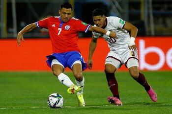 Alexis Sánchez cuida la pelota
