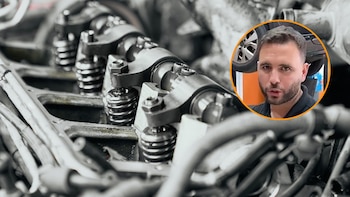 Juan José Ebenezer, mecánico, sobre el mantenimiento de los coches: “Esto es asqueroso, pero a veces toca”