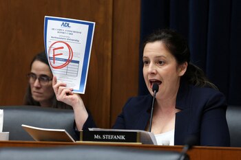 La representante Elise Stefanik (republicana por Nueva York) muestra una copia impresa de un informe sobre el semitismo en la Universidad Northwestern durante una audiencia del Comité de Educación y Fuerza Laboral de la Cámara de Representantes sobre las protestas a favor de Palestina en los campus universitarios, en el Capitolio en Washington, EE. UU., el 23 de mayo de 2024. REUTERS/Amanda Andrade-Rhoades