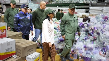 Delcy Rodríguez supervisó el centro de acopio para damnificados en La Guaira (VTV)