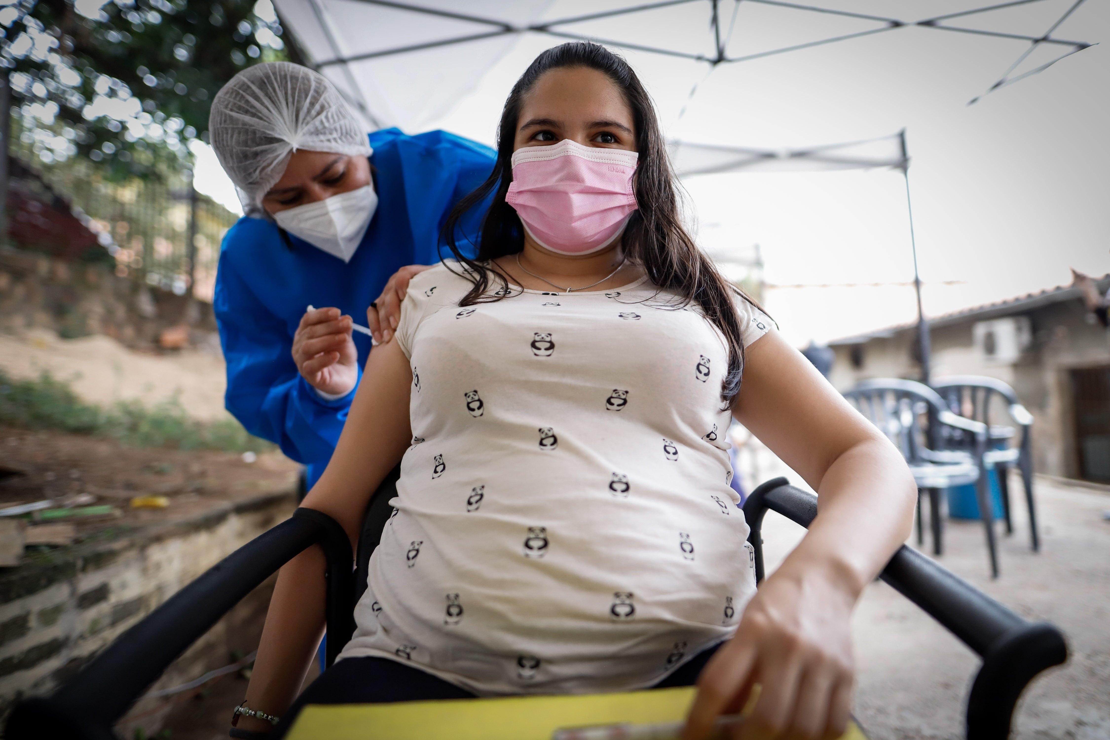 Las embarazadas pueden vacunarse contra la influenza desde el momento en que conocen su estado, de acuerdo a las autoridades de salud. EFE/Nathalia Aguilar