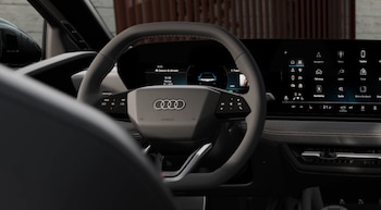 Volante multifunción con el logotipo de Audi frente a un cuadro de instrumentos digital y una pantalla multimedia central