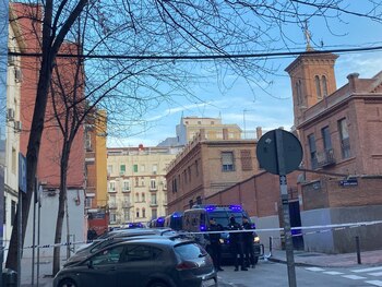 Varios vehículos policiales frente al