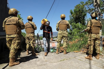 Um homem carregando um