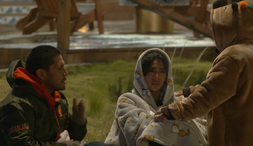 Teo y La Bea intentaron consolar a la influencer que no paraba de llorar. (Captura de pantalla TikTok)