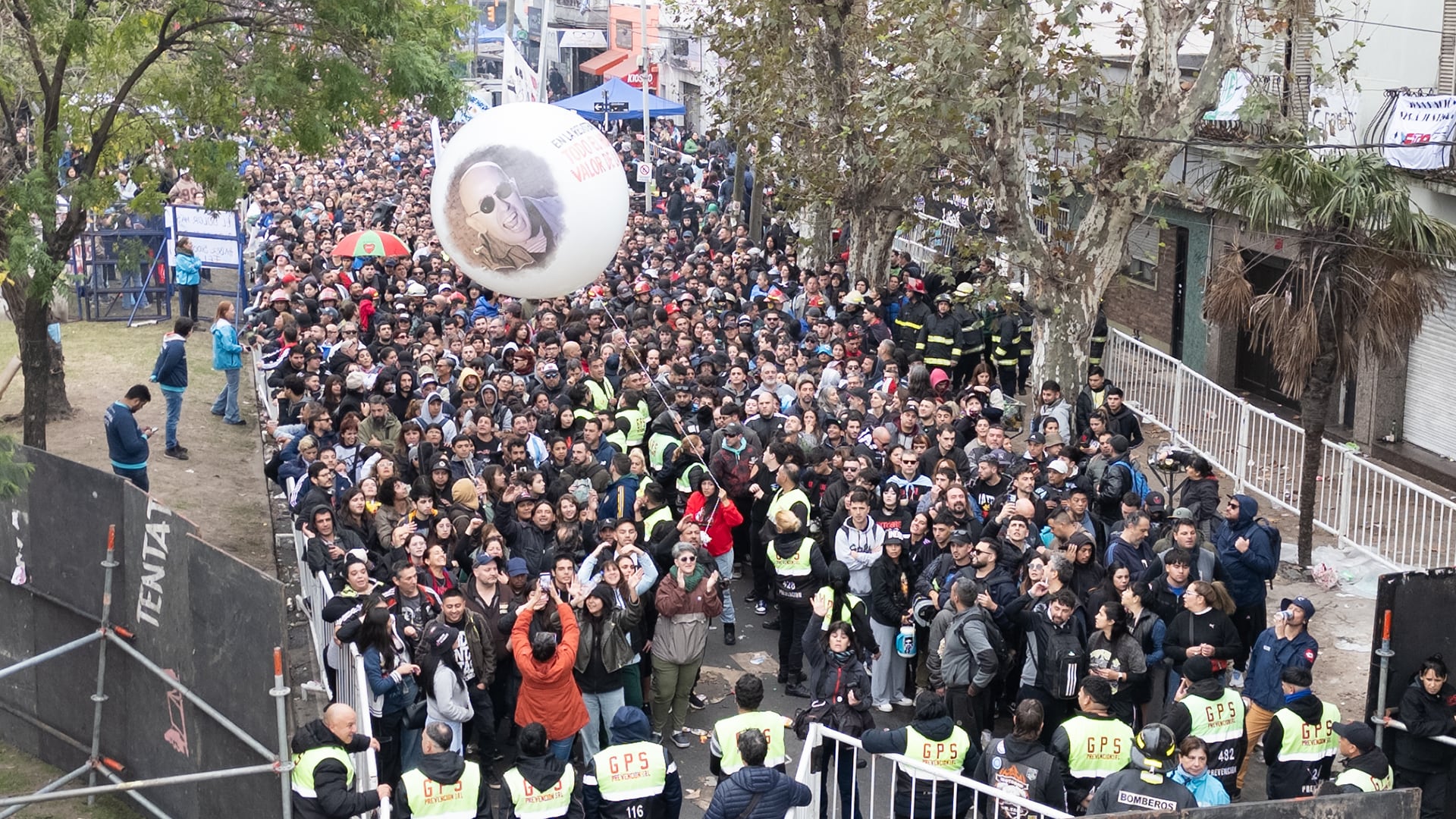 La fila sobre la Avenida Mitre en Avellaneda para despedir al Indio Solari (Jaime Olivos)