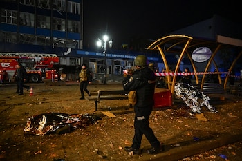 Un oficial de policía desenrolla