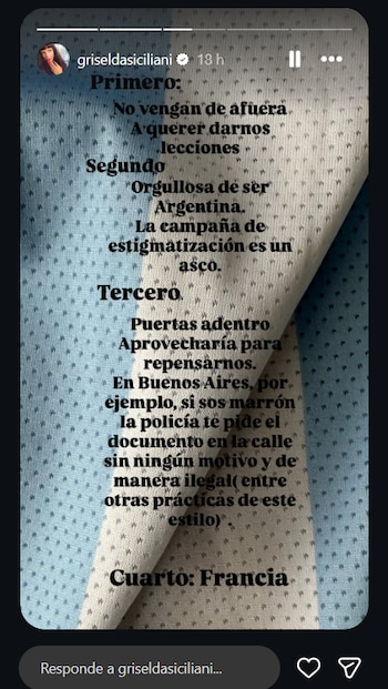 La actriz rechazó la campaña contra la Selección Argentina y los hinchas argentinos con un mensaje en cuatro puntos sobre una camiseta albiceleste