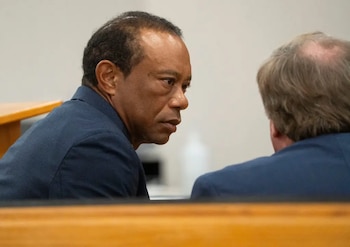 Tiger Woods perdió su licencia de conducir por cinco años tras un acuerdo judicial en Florida por el choque ocurrido en marzo (REUTERS)