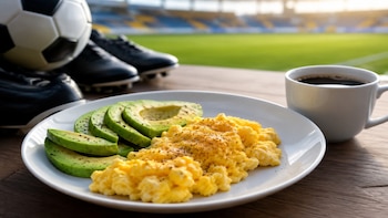 El desayuno basado en aguacate, huevos y café se ha convertido en una de las claves de la alimentación de los futbolistas de élite, al aportar proteínas para el desarrollo muscular, energía sostenida y una mayor sensación de saciedad