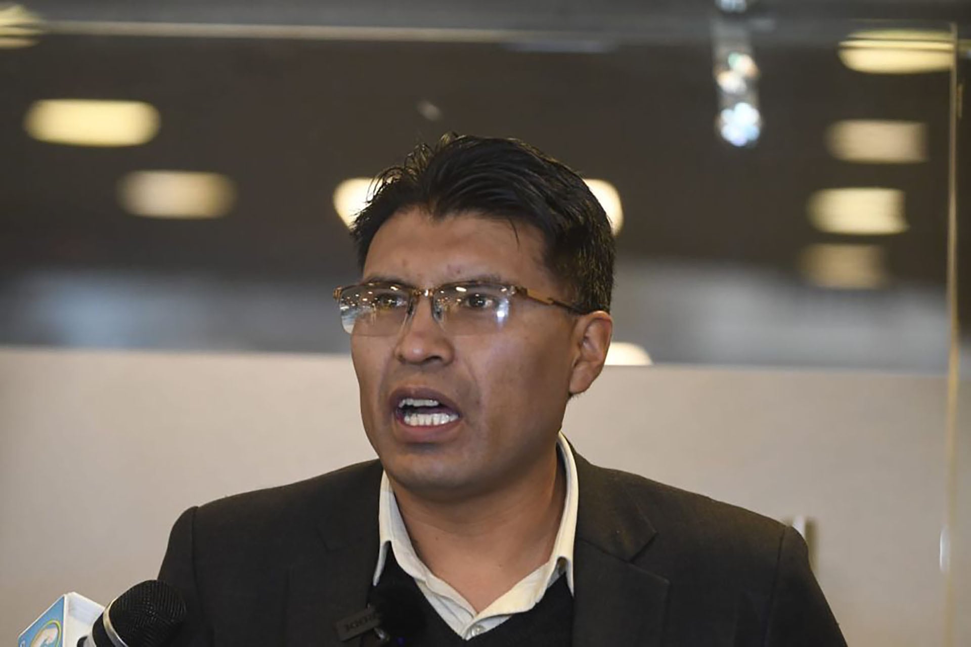 El senador suplente boliviano Nilton Condori habla ante los medios de comunicación durante una conferencia de prensa.