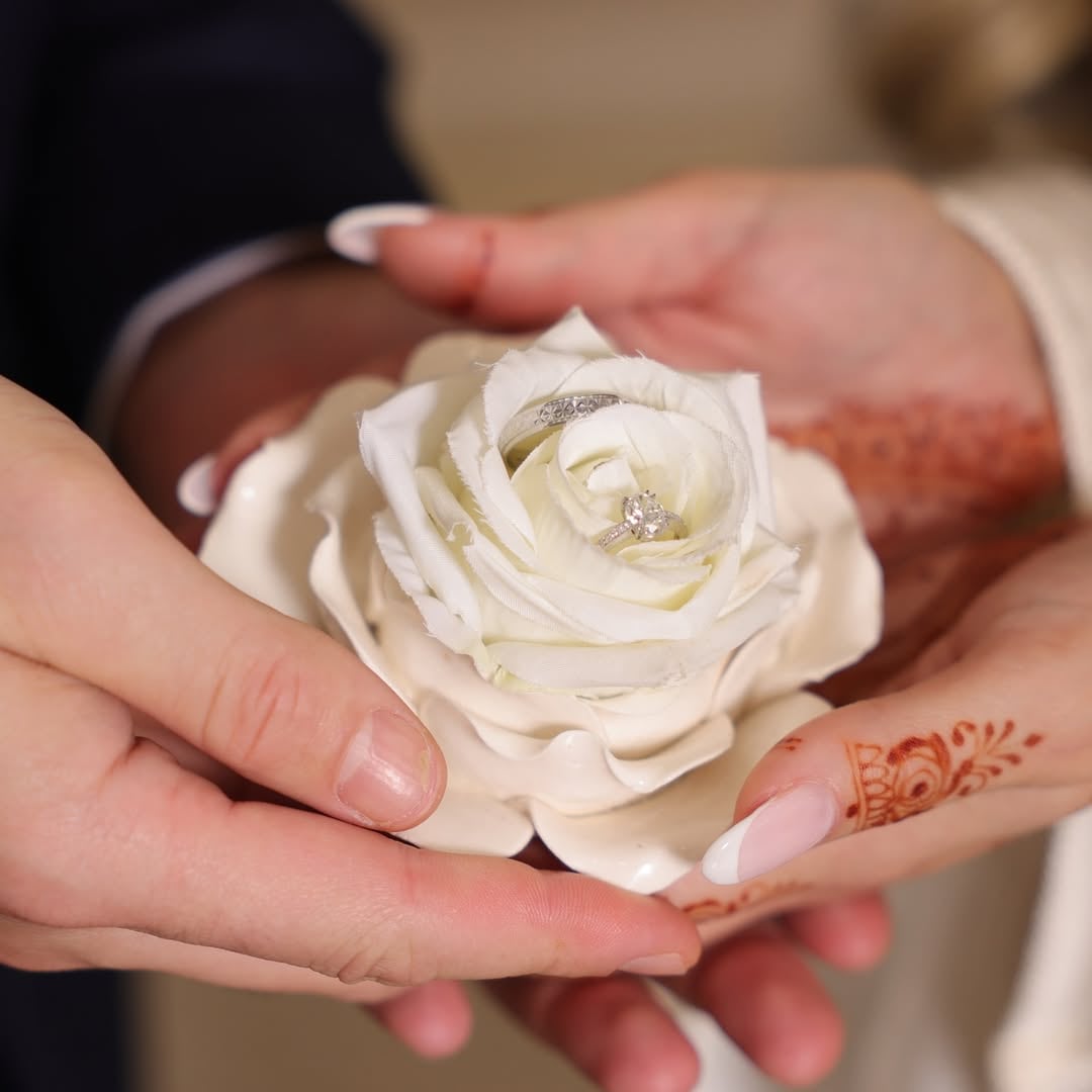 La flor, símbolo de su amor (@munirhaddadi)