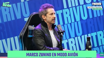 El actor Marco Zunino habla frente a un micrófono en un estudio de grabación con un panel azul de fondo