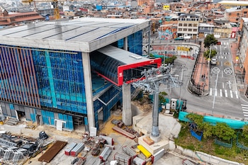 El TransMiCable de San Cristóbal superó el 87% de avance en obras, con cabinas instaladas y pruebas técnicas previstas para agosto de 2026 - crédito IDU